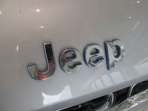 Used 2023 Jeep Grand Cherokee 4WD 4xe image 9