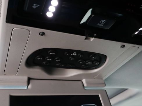 Used 2019 Chevrolet Suburban LT RWD image 46