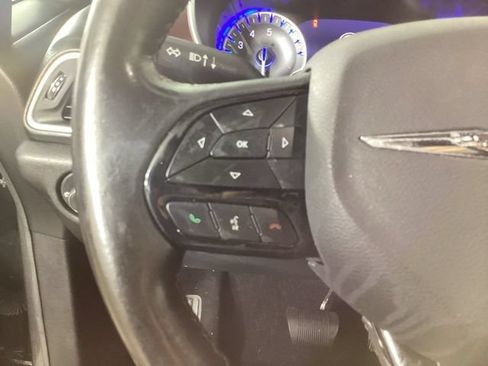 Used 2019 Chrysler Pacifica Touring-L FWD image 14
