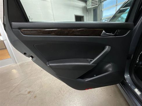 Used 2014 Volkswagen Passat TDI SEL Premium image 19