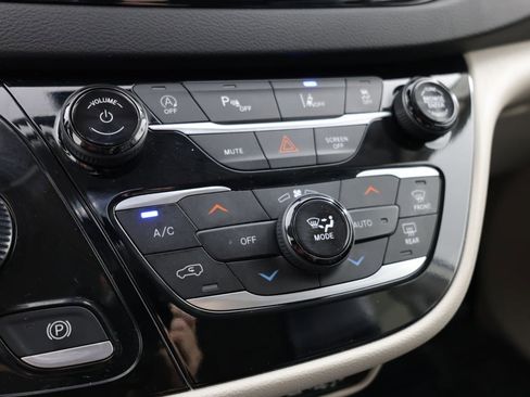 Used 2024 Chrysler Pacifica Touring-L image 29