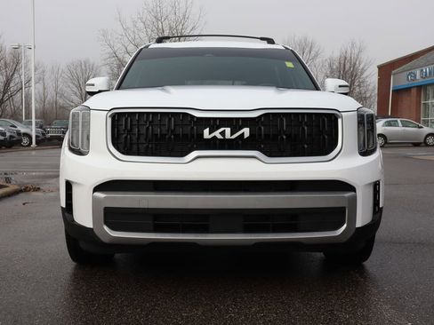 Used 2024 Kia Telluride EX w/ EX Captain's Chair Package image 7