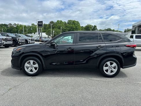 Used 2023 Toyota Highlander LE FWD image 4