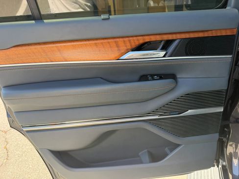 Used 2022 Jeep Grand Wagoneer Series III w/ Flexible Seating Group AWD/4WD image 12