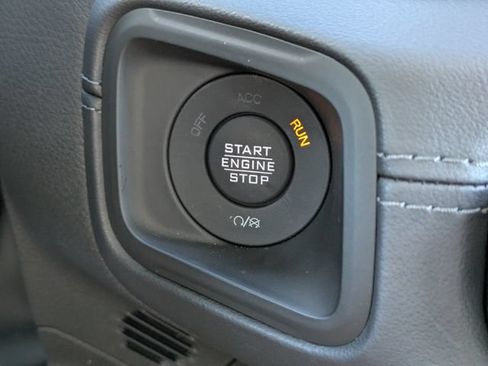 Certified 2025 Jeep Gladiator Sport AWD/4WD image 21