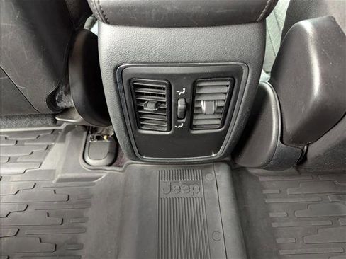 Used 2019 Jeep Grand Cherokee Laredo AWD/4WD image 16