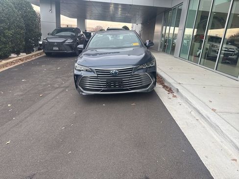 Used 2019 Toyota Avalon XLE image 9