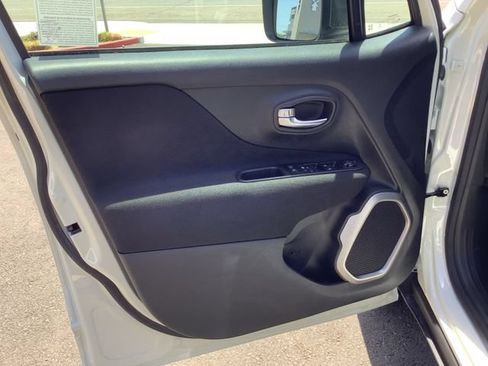 Used 2021 Jeep Renegade Latitude FWD image 9