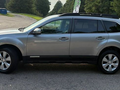 Used 2010 Subaru Outback 2.5i Premium AWD/4WD image 3