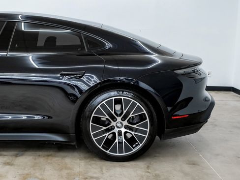 Used 2023 Porsche Taycan image 10