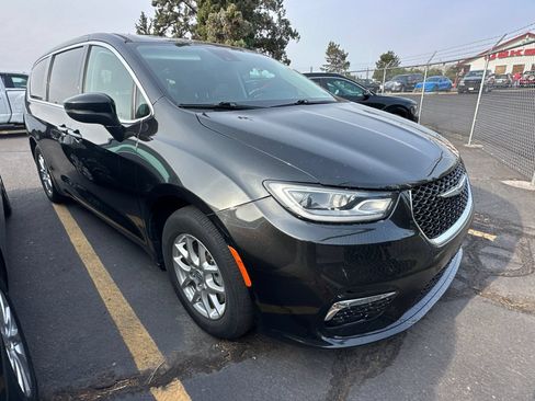 Used 2023 Chrysler Pacifica Touring-L FWD image 2