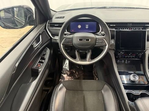 Used 2023 Jeep Grand Cherokee Altitude image 14