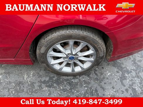 Used 2017 Ford Fusion SE w/ Fusion SE Technology Package FWD image 11