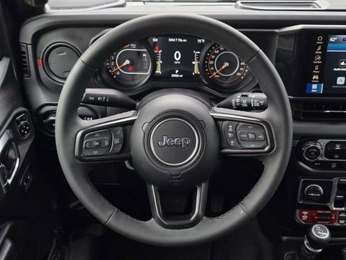 Used 2025 Jeep Wrangler Unlimited Rubicon AWD/4WD image 14