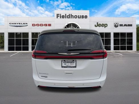 Used 2024 Chrysler Pacifica Touring-L FWD image 6