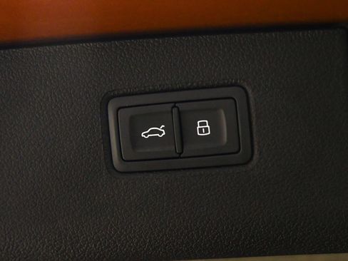 Certified 2022 Bentley Bentayga image 8