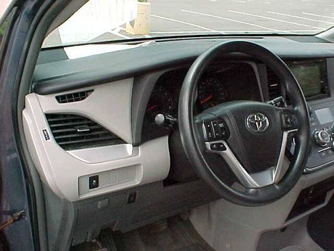 Used 2015 Toyota Sienna LE FWD image 18