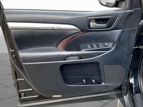 Used 2019 Toyota Highlander XLE FWD image 22