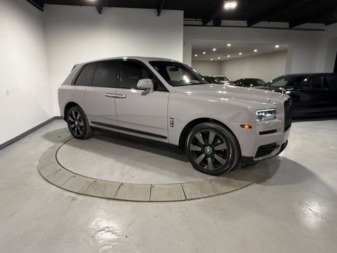 Used 2023 Rolls-Royce Cullinan w/ Cullinan Package image 14