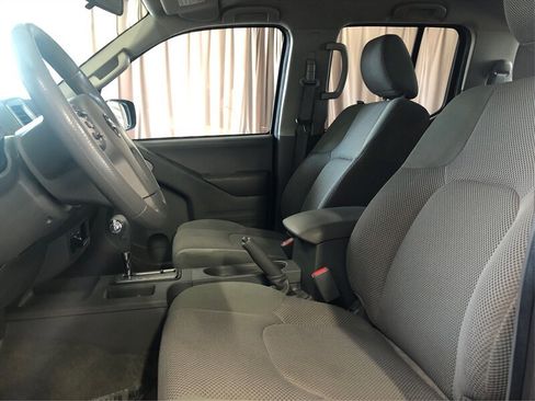 Used 2015 Nissan Frontier SV image 9