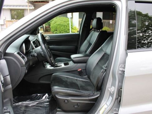 Used 2017 Jeep Grand Cherokee Altitude RWD image 13