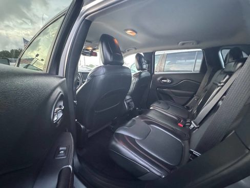 Used 2017 Jeep Cherokee Trailhawk image 10