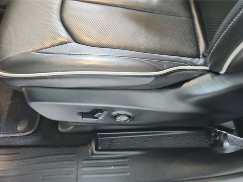 Used 2026 Chrysler Pacifica Limited FWD image 11