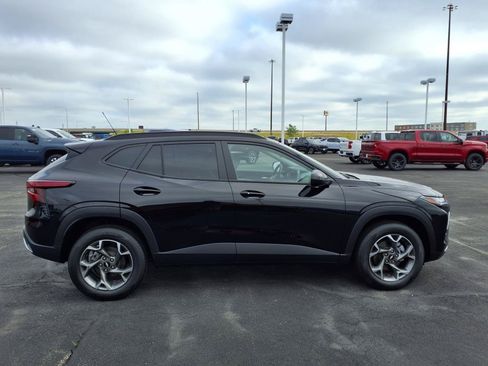 New 2025 Chevrolet Trax LT w/ LT Convenience Package FWD image 2