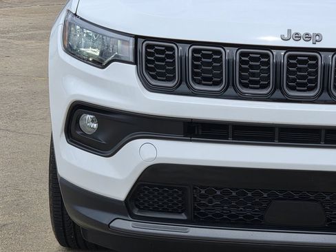Used 2025 Jeep Compass Latitude w/ Convenience Group AWD/4WD image 5
