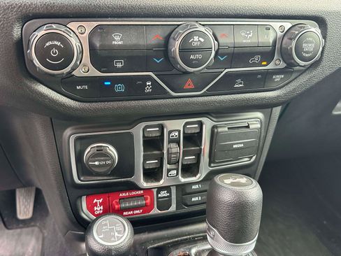 Used 2024 Jeep Wrangler Unlimited AWD/4WD image 25