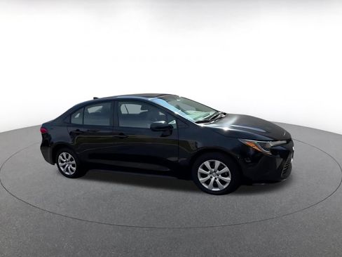 Used 2025 Toyota Corolla LE FWD image 2