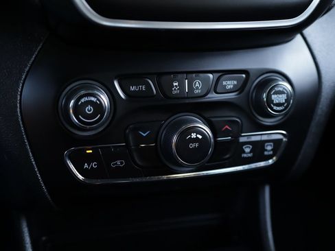 Used 2020 Jeep Cherokee Latitude Plus AWD/4WD image 16