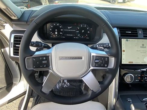 Used 2025 Land Rover Discovery Metropolitan Edition image 7