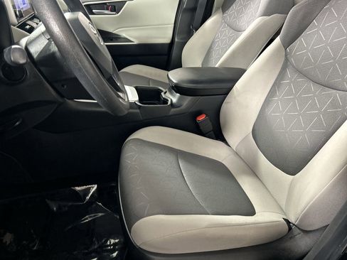 Used 2025 Toyota RAV4 XLE image 20