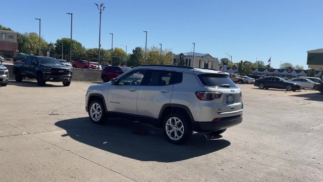 Used 2024 Jeep Compass Latitude AWD/4WD image 6