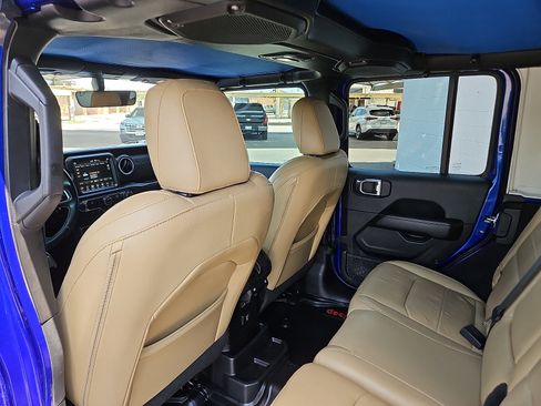 Used 2018 Jeep Wrangler Unlimited Sahara AWD/4WD image 7