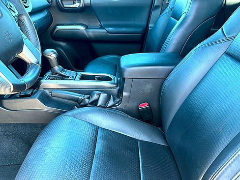 Used 2021 Toyota Tacoma TRD Off-Road w/ TRD Premium Off Road Package AWD/4WD image 6