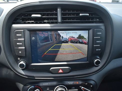 Used 2025 Kia Soul LX w/ LX Technology Package FWD image 19