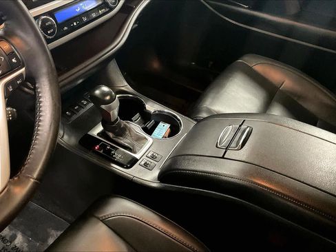 Used 2019 Toyota Highlander XLE AWD/4WD image 17