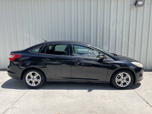 Used 2014 Ford Focus SE w/ SE Winter Package FWD image 2