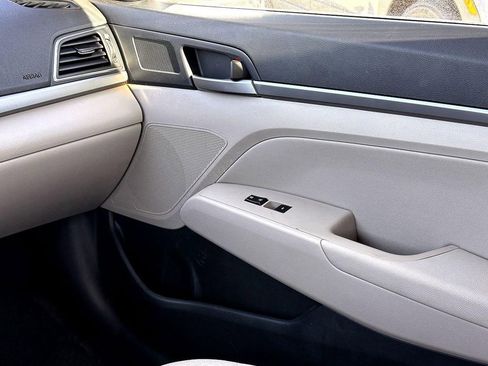 Used 2017 Hyundai Elantra SE image 26