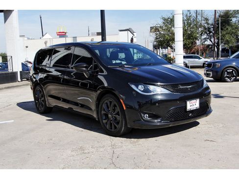 Used 2019 Chrysler Pacifica Touring Plus w/ Advanced Safetytec Group image 9