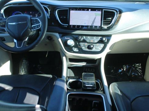 Used 2023 Chrysler Pacifica Limited image 14