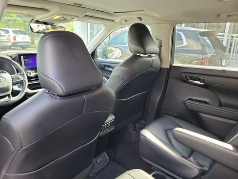 Used 2024 Toyota Highlander XLE FWD image 14