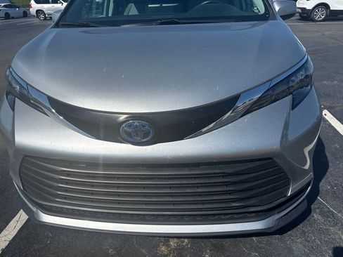 Used 2024 Toyota Sienna LE FWD image 2