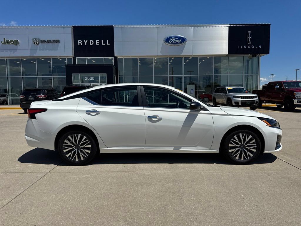 Used 2025 Nissan Altima 2.5 SV FWD image 2