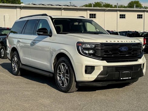 Used 2025 Ford Expedition Active AWD/4WD image 1