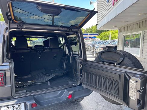 Used 2018 Jeep Wrangler Unlimited Sahara w/ Dual Top Group AWD/4WD image 28