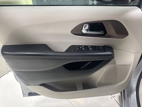 Used 2020 Chrysler Voyager L image 11