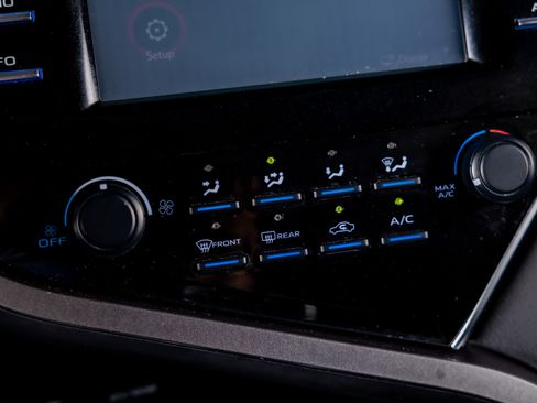 Used 2018 Toyota Camry LE image 19